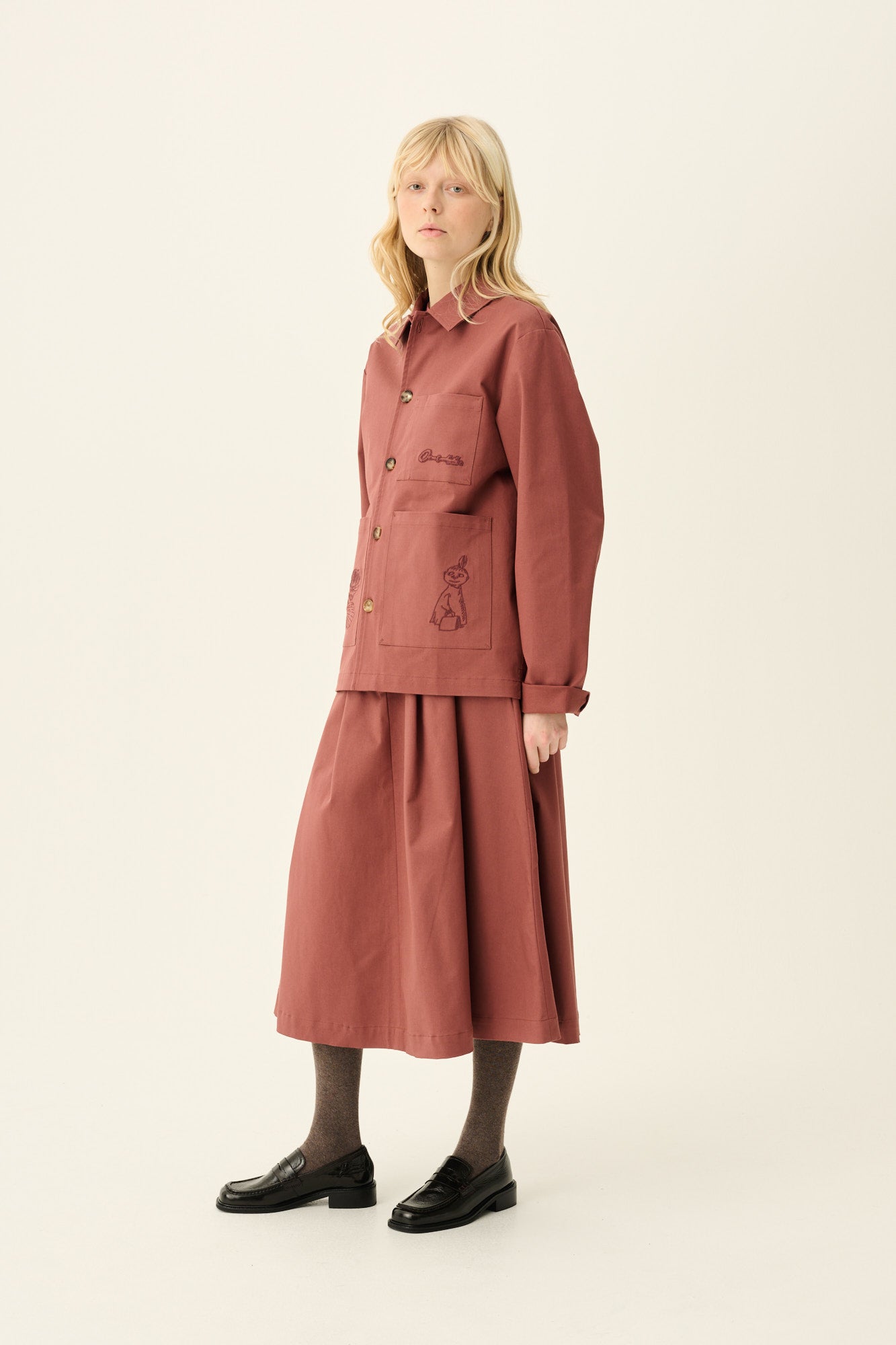 Rue de Tokyo PEN MOOMIN TWILL EMBROIDERY Skirts BERRY ROSE WITH DARK BERRY EMBROIDERY