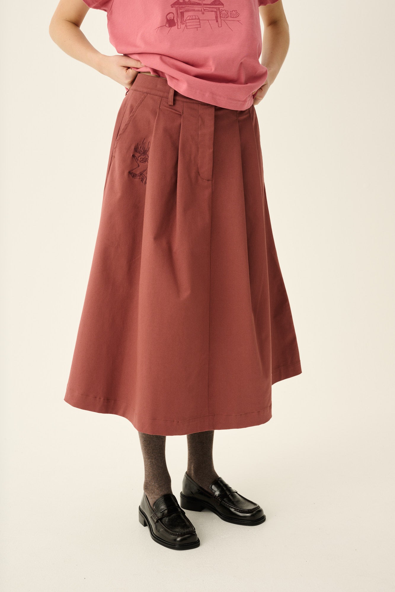 Rue de Tokyo PEN MOOMIN TWILL EMBROIDERY Skirts BERRY ROSE WITH DARK BERRY EMBROIDERY