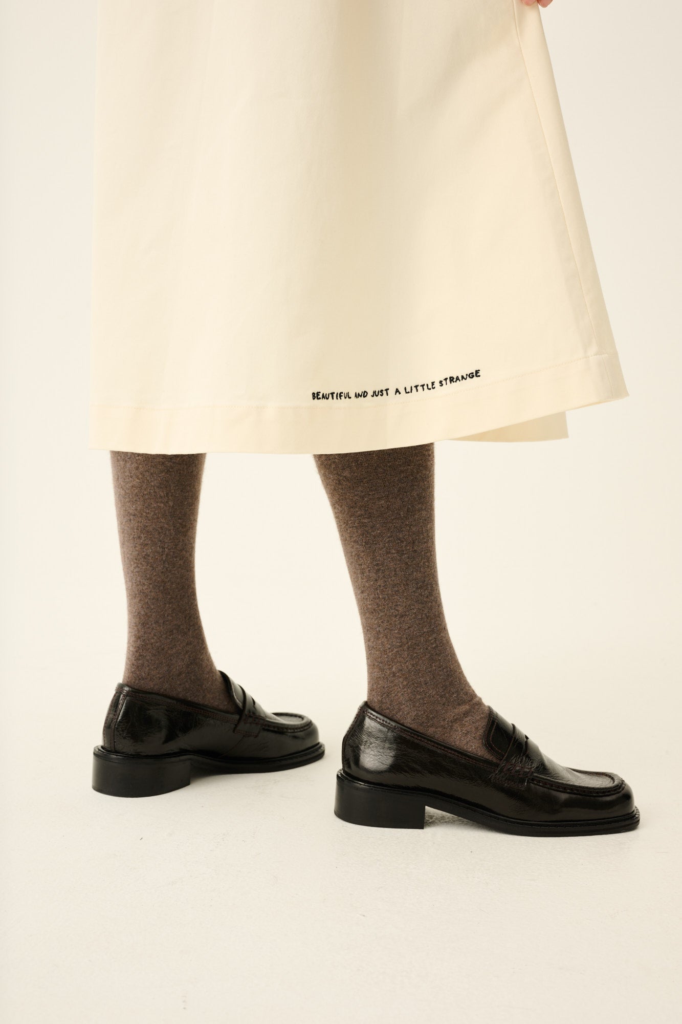 Rue de Tokyo PEN MOOMIN TWILL EMBROIDERY Skirts OFF WHITE WITH BLACK EMBROIDERY