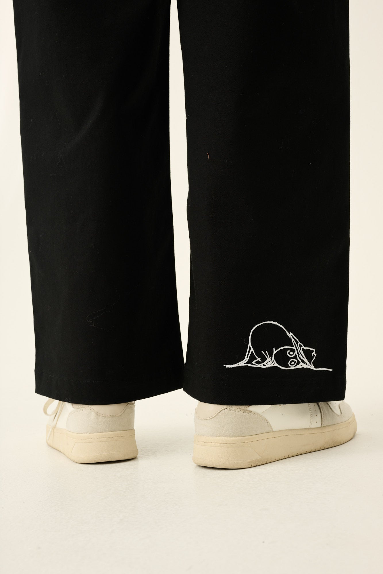 Rue de Tokyo PRUDIE MOOMIN TWILL EMBROIDERY Pants BLACK WITH OFF WHITE EMBROIDERY