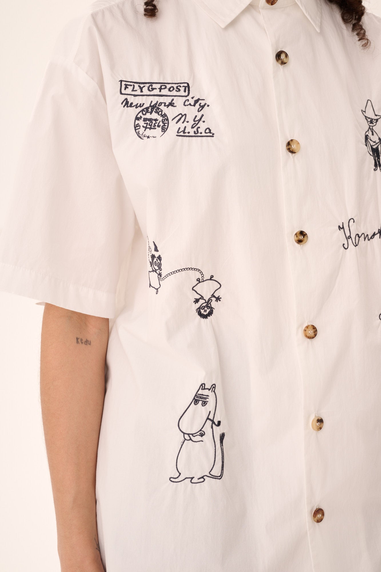 Rue de Tokyo SALVIO MOOMIN ORGANIC POPLIN EMB Shirts CHALK NAVY EMBROIDERY