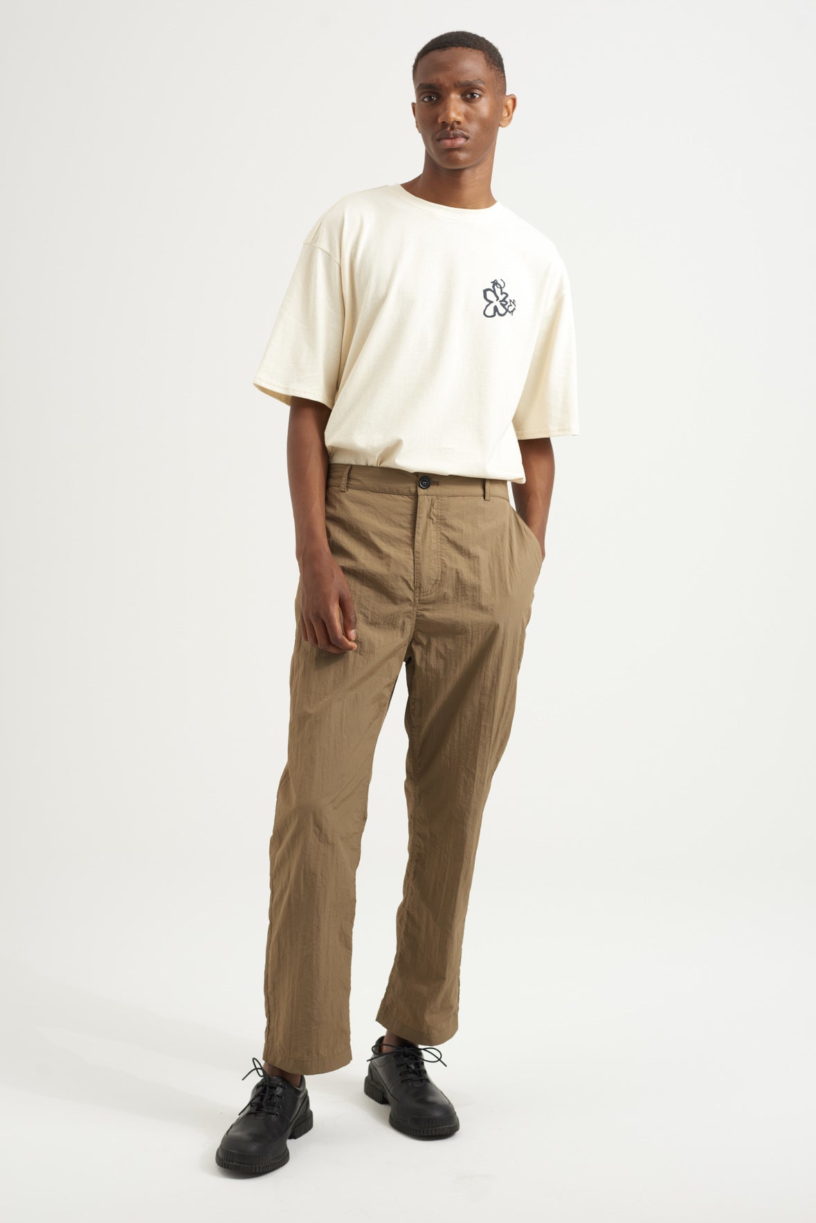 Rue de Tokyo TALFRYN T-SHIRT NATURAL WHITE T-SHIRTS NATURAL WHITE WITH NAVY PRINT