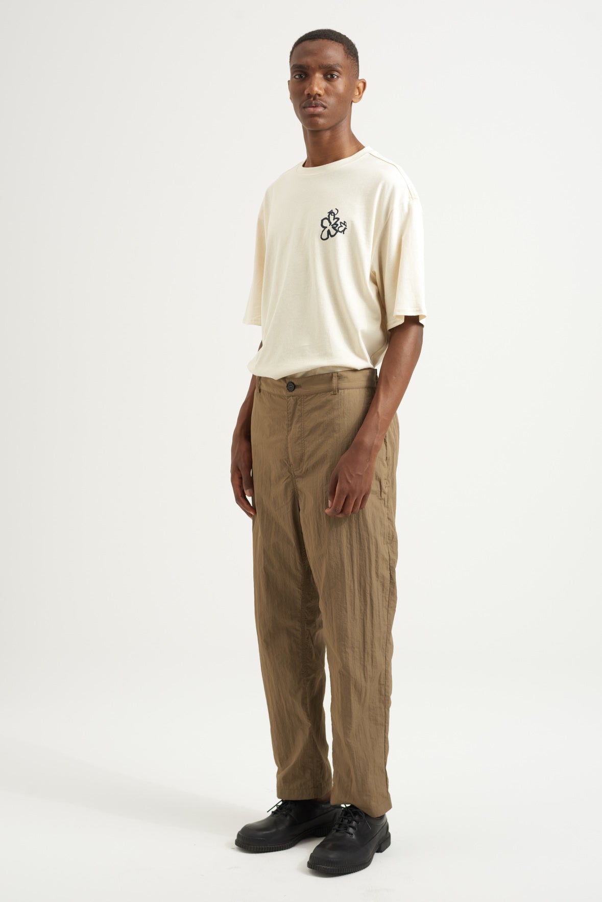 Rue de Tokyo TALFRYN T-SHIRT NATURAL WHITE T-SHIRTS NATURAL WHITE WITH NAVY PRINT