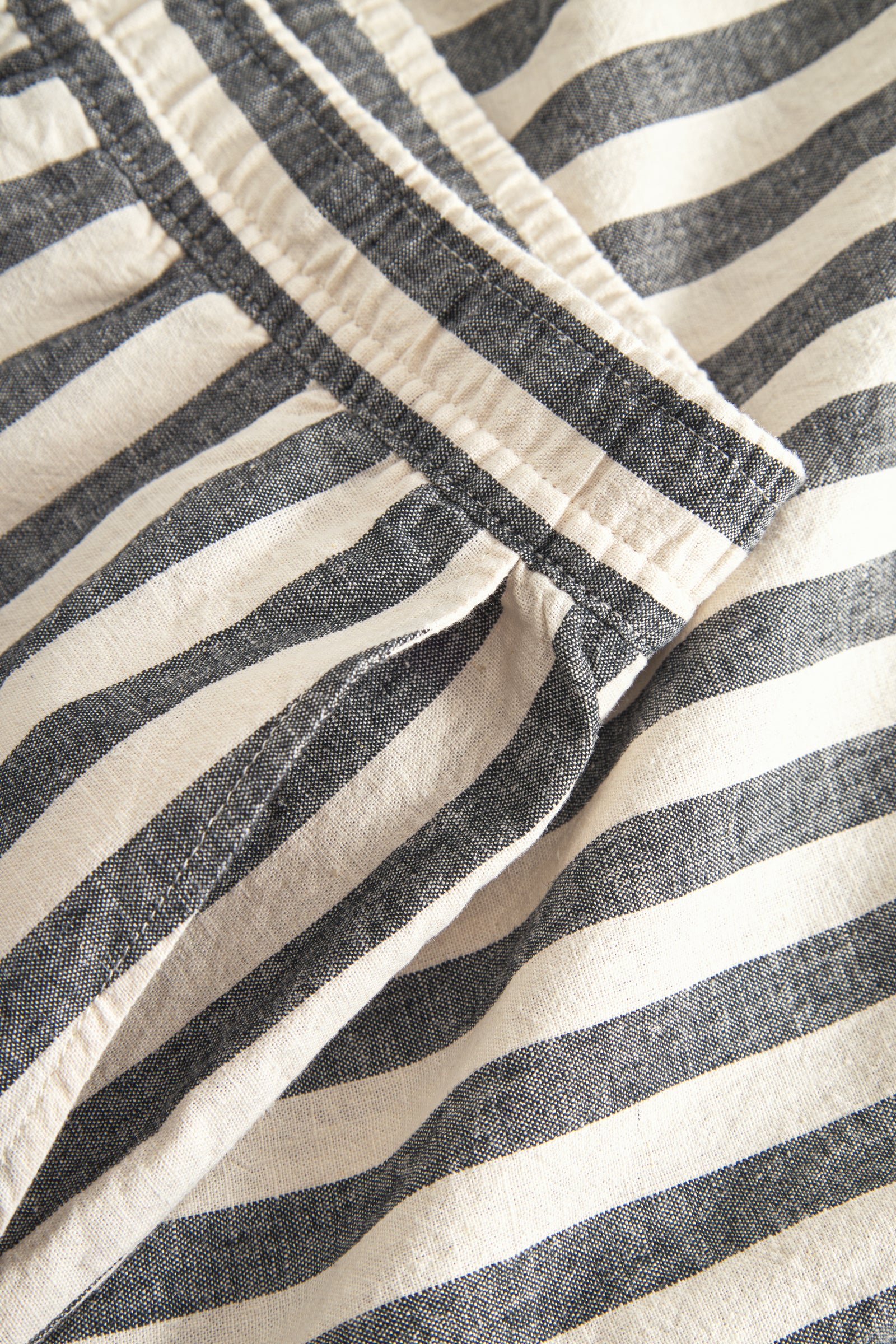 PANOS PATTERNED LINEN STRUCTURE - BEIGE / BLACK STRIPES PANOS PATTERNED LINEN STRUCTURE - BEIGE / BLACK STRIPES