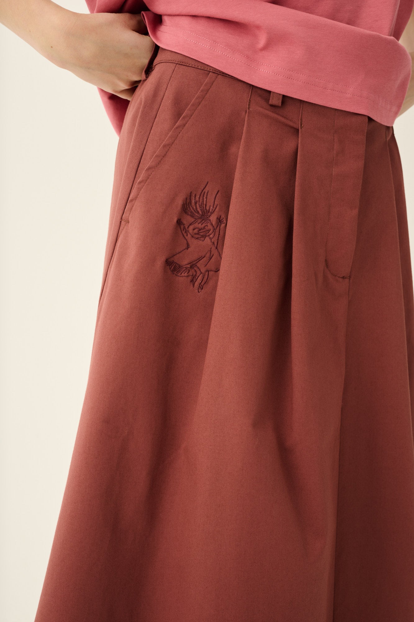 Rue de Tokyo PEN MOOMIN TWILL EMBROIDERY Skirts BERRY ROSE WITH DARK BERRY EMBROIDERY
