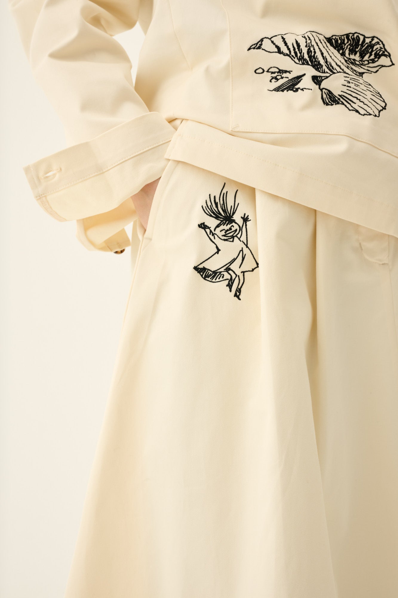 Rue de Tokyo PEN MOOMIN TWILL EMBROIDERY Skirts OFF WHITE WITH BLACK EMBROIDERY