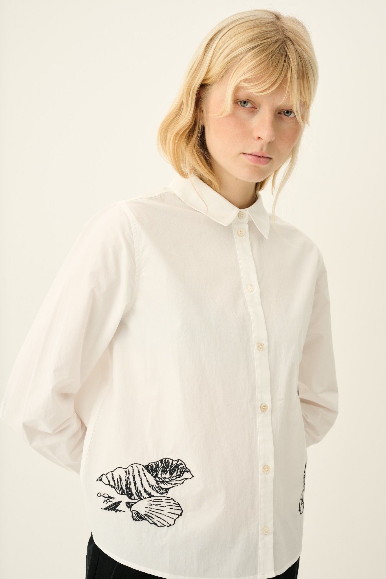 Rue de Tokyo SYLINA MOOMIN POPLIN EMBROIDERY Shirts WHITE WITH BLACK EMBROIDERY