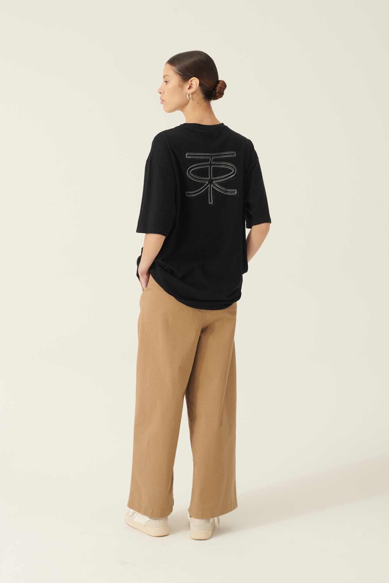 Rue de Tokyo TOKE RECYCLED COTTON JERSEY T-Shirts BLACK WITH OFF WHITE LOGO